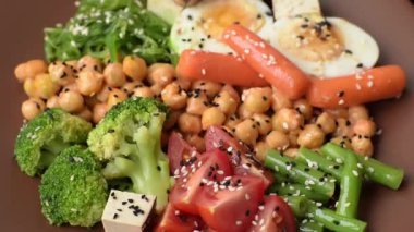 Vejetaryen salatası, bezelyeli kase brokoli, domates, tofu peyniri ve haşlanmış yumurta. Sebzeli, tohumlu ve tahıllı vejetaryen yemeği