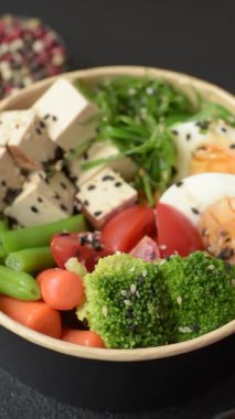 Vejetaryen salatası, bezelyeli kase brokoli, domates, tofu peyniri ve haşlanmış yumurta. Sebzeli, tohumlu ve tahıllı vejetaryen yemeği