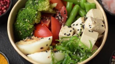 Vejetaryen salatası, bezelyeli kase brokoli, domates, tofu peyniri ve haşlanmış yumurta. Sebzeli, tohumlu ve tahıllı vejetaryen yemeği