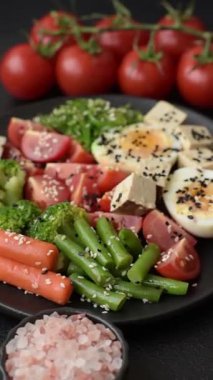 Vejetaryen salatası, bezelyeli kase brokoli, domates, tofu peyniri ve haşlanmış yumurta. Sebzeli, tohumlu ve tahıllı vejetaryen yemeği