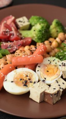 Vejetaryen salatası, bezelyeli kase brokoli, domates, tofu peyniri ve haşlanmış yumurta. Sebzeli, tohumlu ve tahıllı vejetaryen yemeği