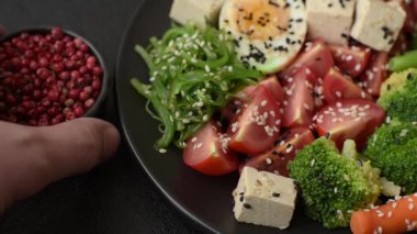 Vejetaryen salatası, bezelyeli kase brokoli, domates, tofu peyniri ve haşlanmış yumurta. Sebzeli, tohumlu ve tahıllı vejetaryen yemeği