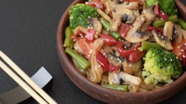 Çin ya da Tayland yemeği, etli, tuzlu ve baharatlı pirinç eriştesi. Arka plan olarak Asya yemekleri