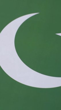 Pakistan bayrağı, beyaz hilal ve yeşil arka planda beyaz yıldız. Pakistan 'ın bağımsızlığının sembolü