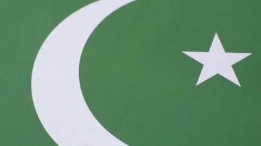 Pakistan bayrağı, beyaz hilal ve yeşil arka planda beyaz yıldız. Pakistan 'ın bağımsızlığının sembolü