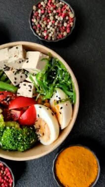 Vejetaryen salatası, bezelyeli kase brokoli, domates, tofu peyniri ve haşlanmış yumurta. Sebzeli, tohumlu ve tahıllı vejetaryen yemeği