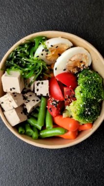 Vejetaryen salatası, bezelyeli kase brokoli, domates, tofu peyniri ve haşlanmış yumurta. Sebzeli, tohumlu ve tahıllı vejetaryen yemeği