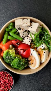 Vejetaryen salatası, bezelyeli kase brokoli, domates, tofu peyniri ve haşlanmış yumurta. Sebzeli, tohumlu ve tahıllı vejetaryen yemeği