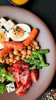 Vejetaryen salatası, bezelyeli kase brokoli, domates, tofu peyniri ve haşlanmış yumurta. Sebzeli, tohumlu ve tahıllı vejetaryen yemeği