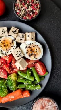 Vejetaryen salatası, bezelyeli kase brokoli, domates, tofu peyniri ve haşlanmış yumurta. Sebzeli, tohumlu ve tahıllı vejetaryen yemeği