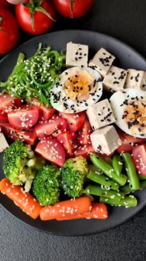Vejetaryen salatası, bezelyeli kase brokoli, domates, tofu peyniri ve haşlanmış yumurta. Sebzeli, tohumlu ve tahıllı vejetaryen yemeği