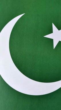 Pakistan bayrağı, beyaz hilal ve yeşil arka planda beyaz yıldız. Pakistan 'ın bağımsızlığının sembolü
