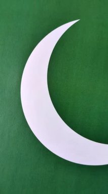 Pakistan bayrağı, beyaz hilal ve yeşil arka planda beyaz yıldız. Pakistan 'ın bağımsızlığının sembolü