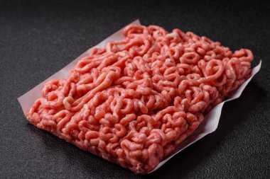 Hamburger malzemesi olarak çiğ et ya da domuz eti. Evde pişirmek için çiğ et.