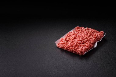 Hamburger malzemesi olarak çiğ et ya da domuz eti. Evde pişirmek için çiğ et.