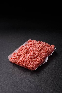 Hamburger malzemesi olarak çiğ et ya da domuz eti. Evde pişirmek için çiğ et.