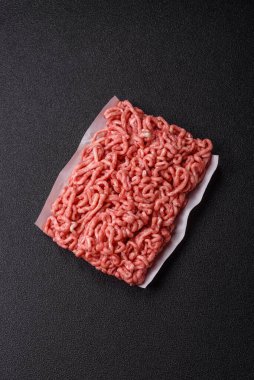 Hamburger malzemesi olarak çiğ et ya da domuz eti. Evde pişirmek için çiğ et.