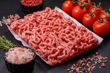 Hamburger malzemesi olarak çiğ et ya da domuz eti. Evde pişirmek için çiğ et.