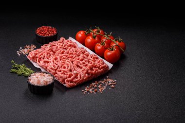 Hamburger malzemesi olarak çiğ et ya da domuz eti. Evde pişirmek için çiğ et.