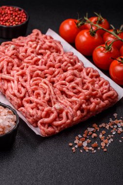 Hamburger malzemesi olarak çiğ et ya da domuz eti. Evde pişirmek için çiğ et.