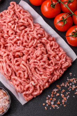 Hamburger malzemesi olarak çiğ et ya da domuz eti. Evde pişirmek için çiğ et.