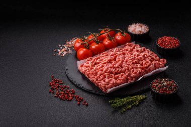 Hamburger malzemesi olarak çiğ et ya da domuz eti. Evde pişirmek için çiğ et.