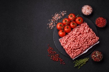 Hamburger malzemesi olarak çiğ et ya da domuz eti. Evde pişirmek için çiğ et.