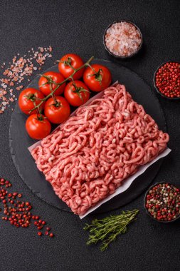 Hamburger malzemesi olarak çiğ et ya da domuz eti. Evde pişirmek için çiğ et.