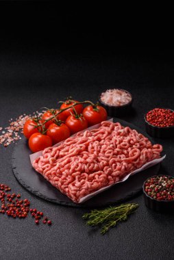 Hamburger malzemesi olarak çiğ et ya da domuz eti. Evde pişirmek için çiğ et.