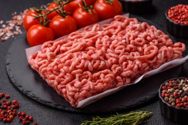 Hamburger malzemesi olarak çiğ et ya da domuz eti. Evde pişirmek için çiğ et.