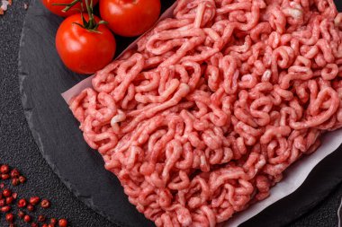 Hamburger malzemesi olarak çiğ et ya da domuz eti. Evde pişirmek için çiğ et.