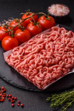 Hamburger malzemesi olarak çiğ et ya da domuz eti. Evde pişirmek için çiğ et.