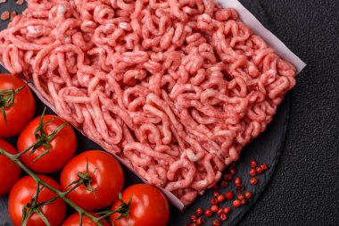 Hamburger malzemesi olarak çiğ et ya da domuz eti. Evde pişirmek için çiğ et.