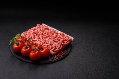 Hamburger malzemesi olarak çiğ et ya da domuz eti. Evde pişirmek için çiğ et.