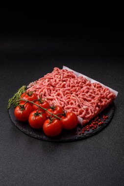 Hamburger malzemesi olarak çiğ et ya da domuz eti. Evde pişirmek için çiğ et.