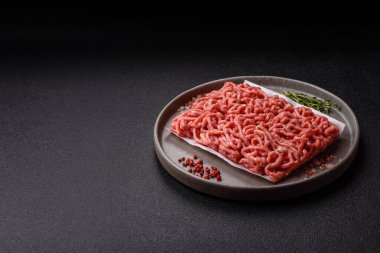 Hamburger malzemesi olarak çiğ et ya da domuz eti. Evde pişirmek için çiğ et.