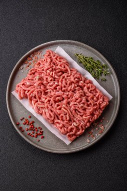 Hamburger malzemesi olarak çiğ et ya da domuz eti. Evde pişirmek için çiğ et.