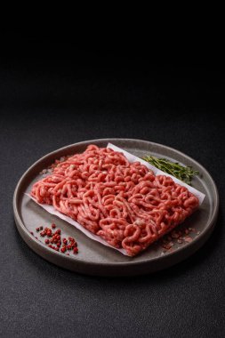 Hamburger malzemesi olarak çiğ et ya da domuz eti. Evde pişirmek için çiğ et.