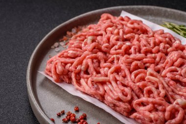 Hamburger malzemesi olarak çiğ et ya da domuz eti. Evde pişirmek için çiğ et.