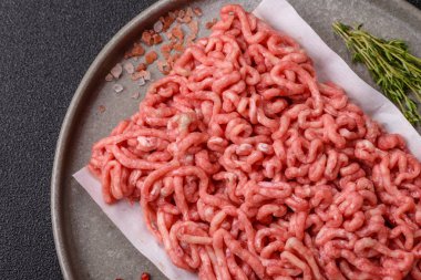 Hamburger malzemesi olarak çiğ et ya da domuz eti. Evde pişirmek için çiğ et.