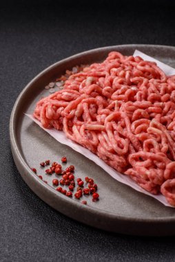 Hamburger malzemesi olarak çiğ et ya da domuz eti. Evde pişirmek için çiğ et.