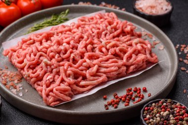 Hamburger malzemesi olarak çiğ et ya da domuz eti. Evde pişirmek için çiğ et.