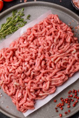 Hamburger malzemesi olarak çiğ et ya da domuz eti. Evde pişirmek için çiğ et.