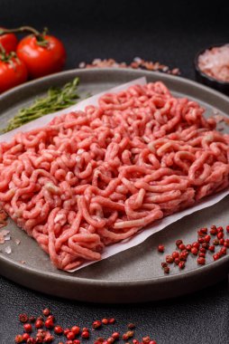 Hamburger malzemesi olarak çiğ et ya da domuz eti. Evde pişirmek için çiğ et.