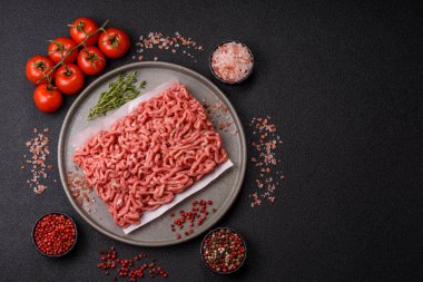 Hamburger malzemesi olarak çiğ et ya da domuz eti. Evde pişirmek için çiğ et.