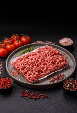 Hamburger malzemesi olarak çiğ et ya da domuz eti. Evde pişirmek için çiğ et.