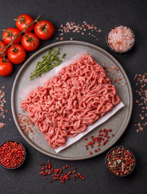 Hamburger malzemesi olarak çiğ et ya da domuz eti. Evde pişirmek için çiğ et.