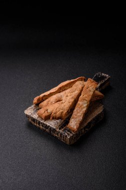 Bisküvi ya da cantuccini bisküvisi, çıtır çıtır İtalyan çöreği. Badem ve yabanmersinli bisküvi tatlısı.