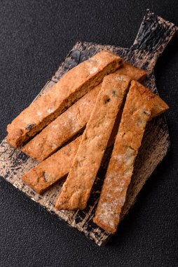 Bisküvi ya da cantuccini bisküvisi, çıtır çıtır İtalyan çöreği. Badem ve yabanmersinli bisküvi tatlısı.