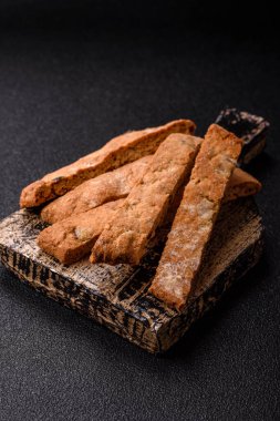 Bisküvi ya da cantuccini bisküvisi, çıtır çıtır İtalyan çöreği. Badem ve yabanmersinli bisküvi tatlısı.